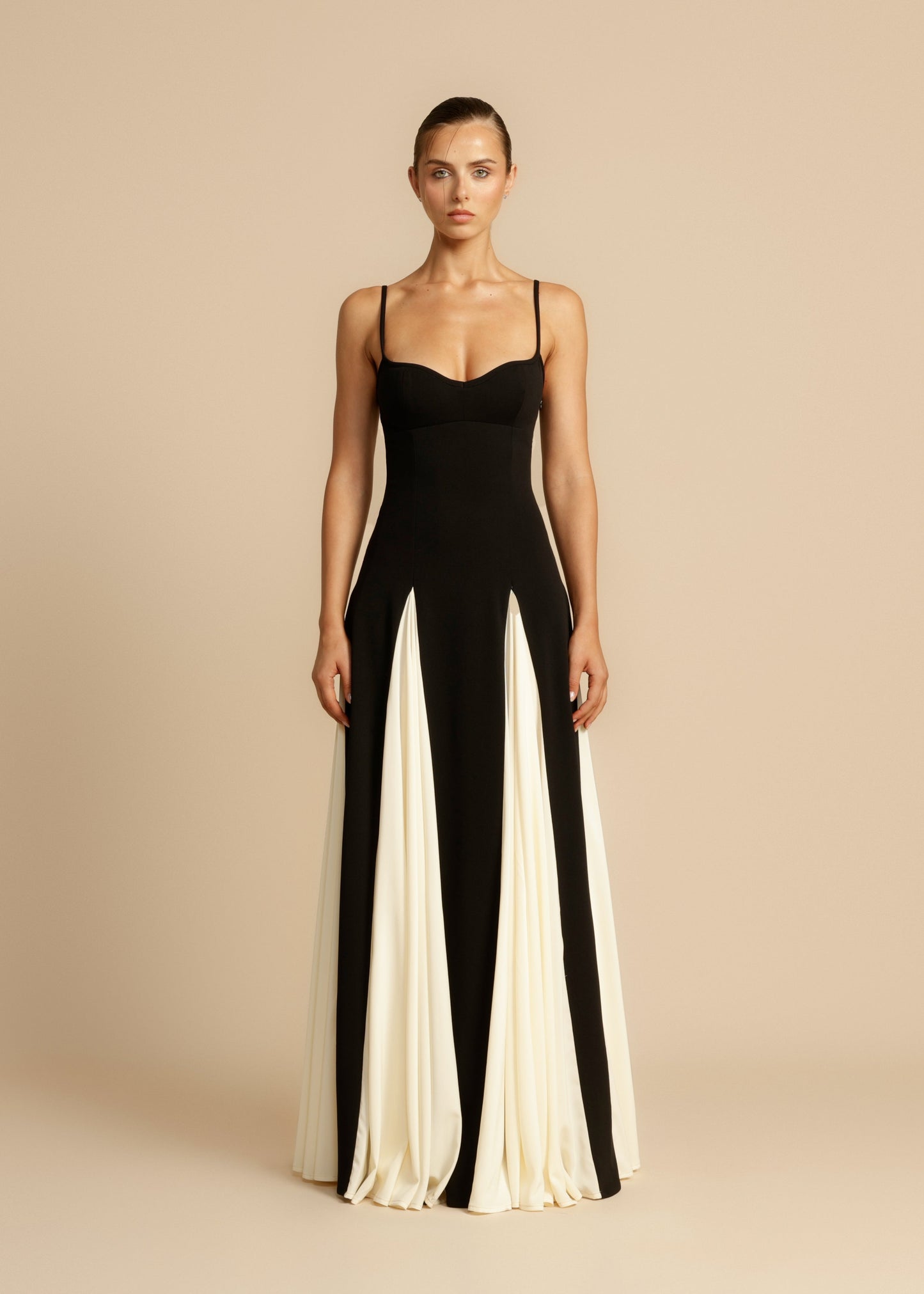 Elena™ | Vestido largo bicolor en blanco y negro con vuelo elegante