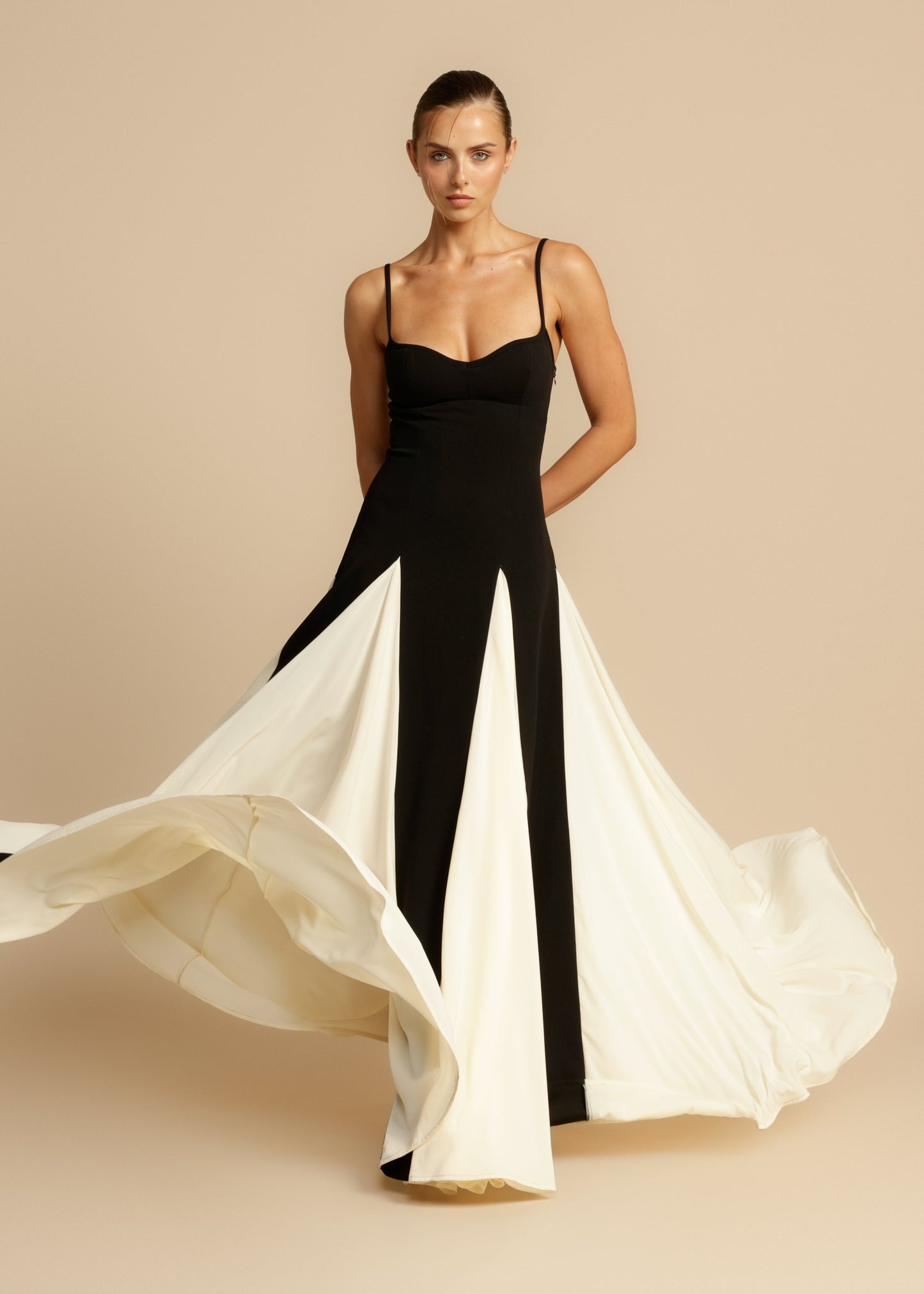 Elena™ | Vestido largo bicolor en blanco y negro con vuelo elegante