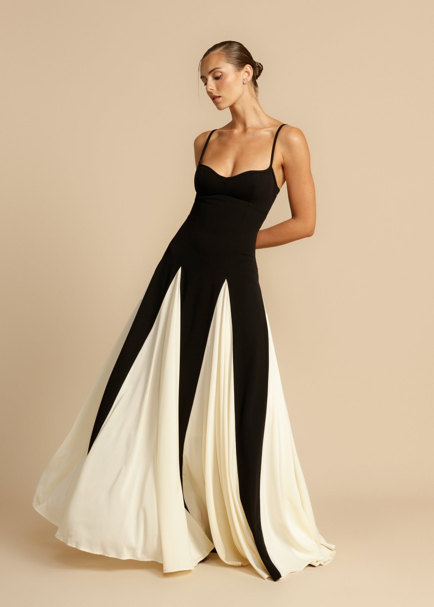 Elena™ | Vestido largo bicolor en blanco y negro con vuelo elegante