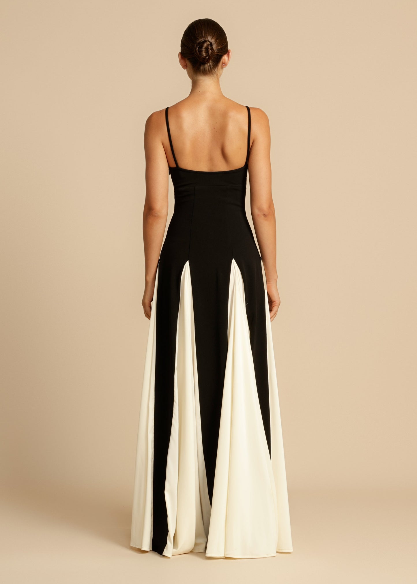 Elena™ | Vestido largo bicolor en blanco y negro con vuelo elegante