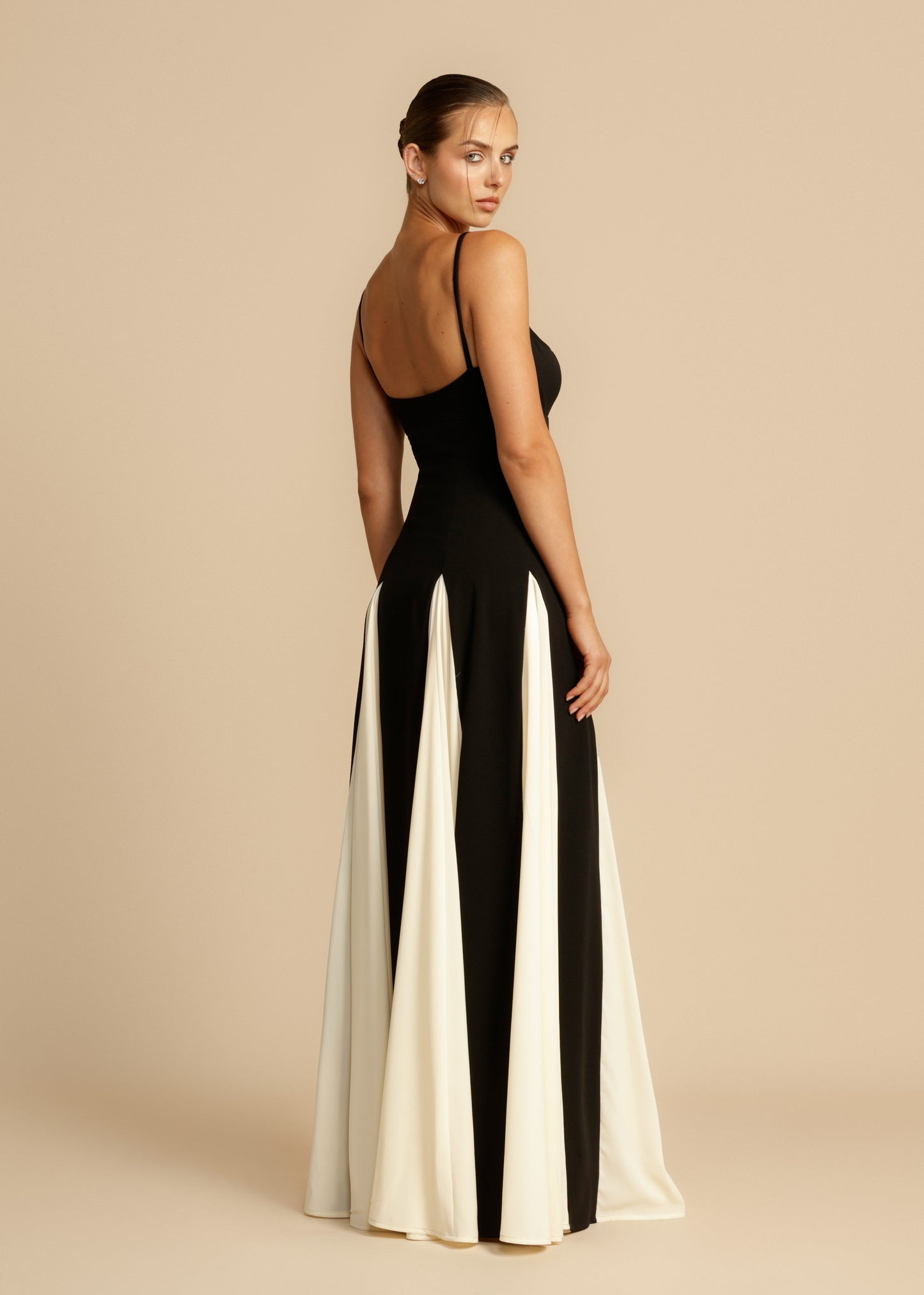 Elena™ | Vestido largo bicolor en blanco y negro con vuelo elegante