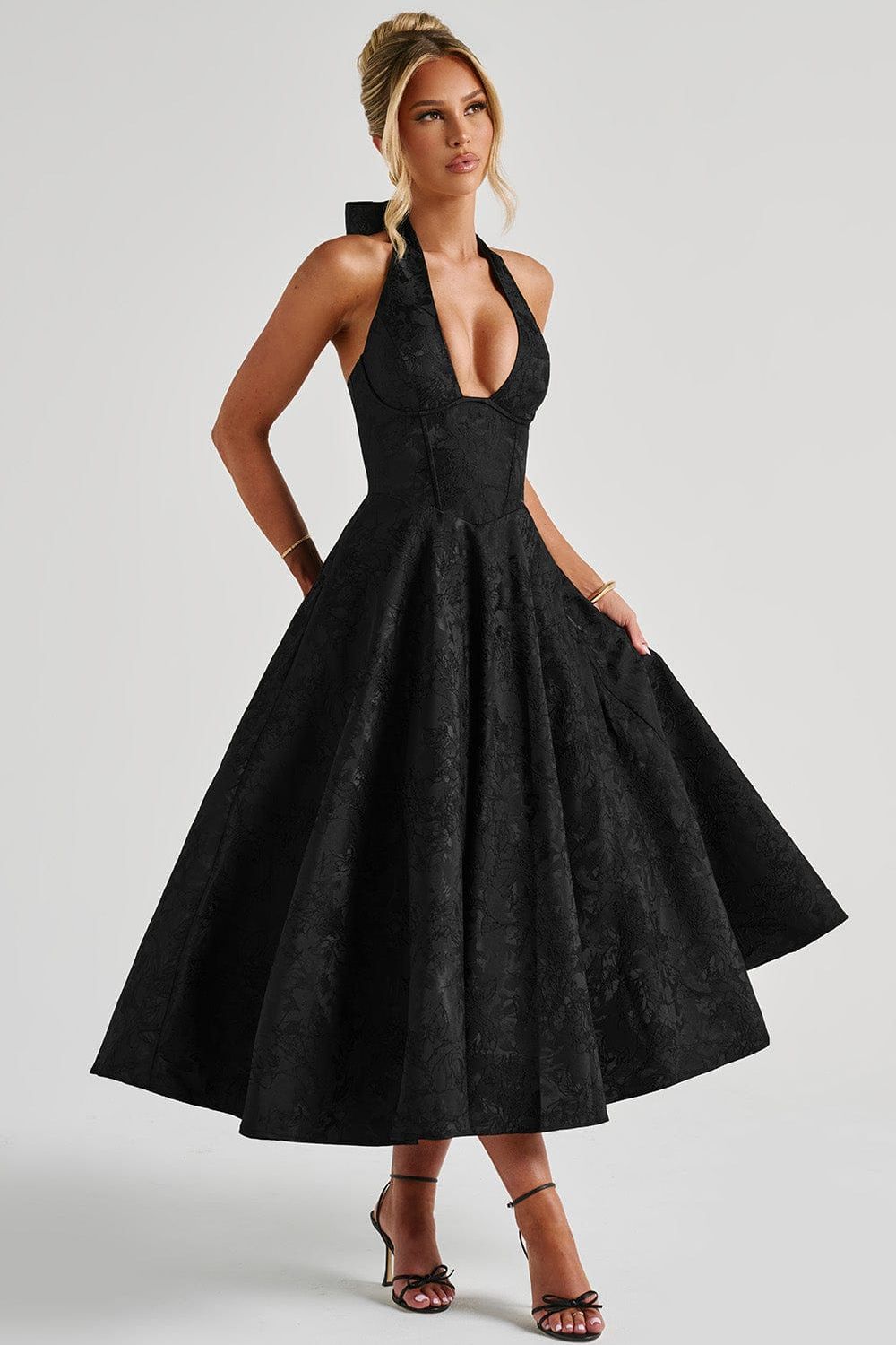 Camila™ | Vestido midi con escote halter y falda acampanada