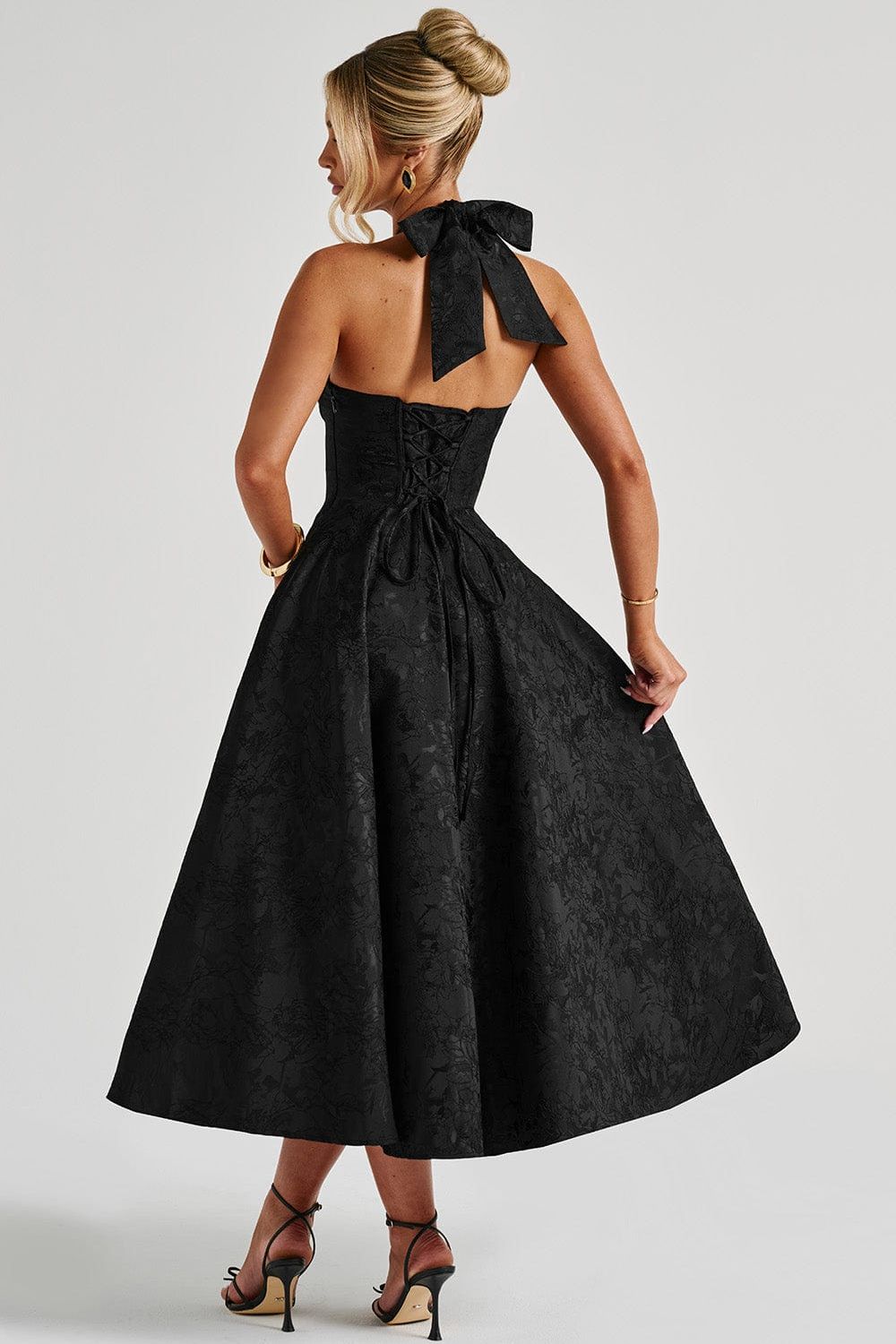Camila™ | Vestido midi con escote halter y falda acampanada