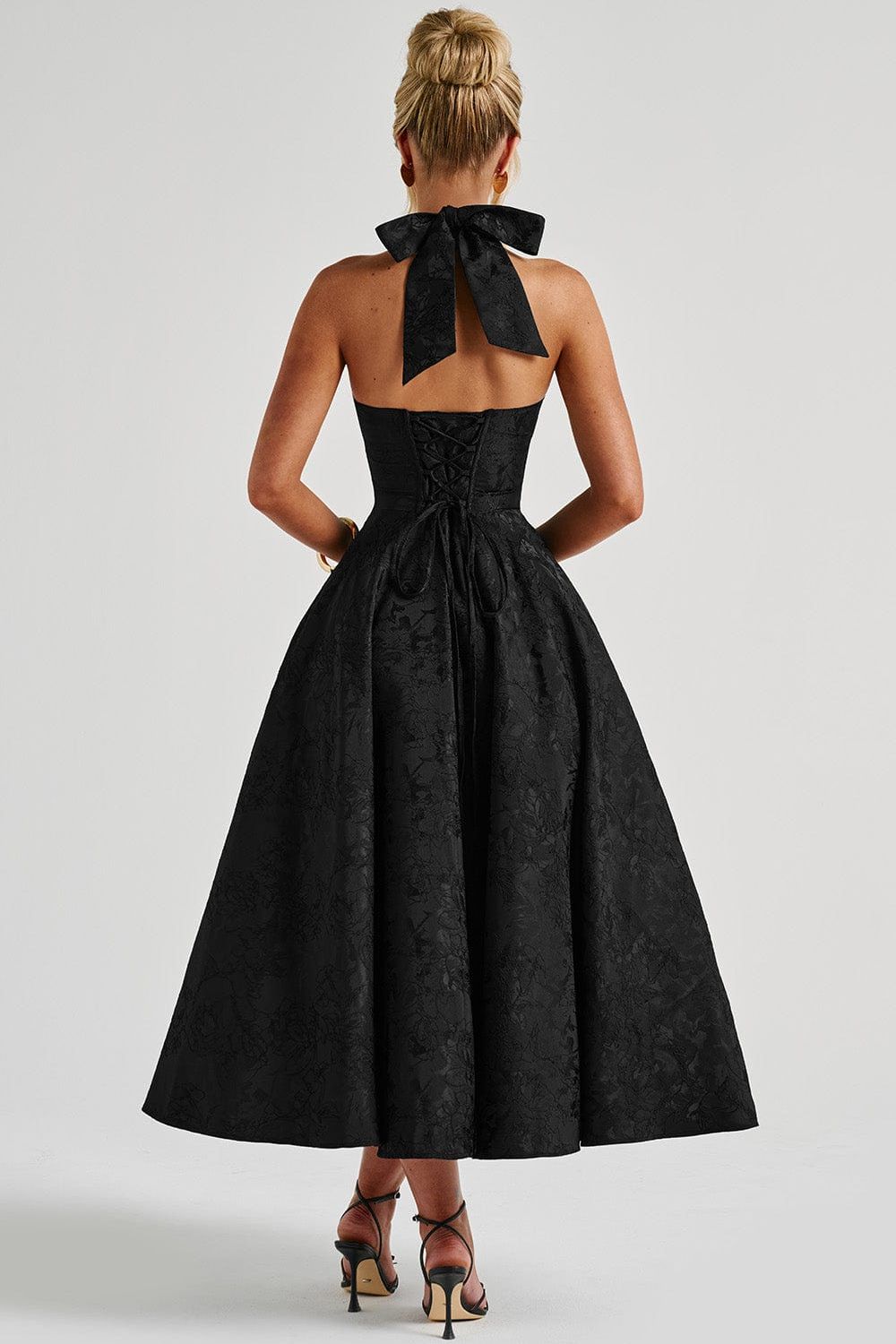Camila™ | Vestido midi con escote halter y falda acampanada