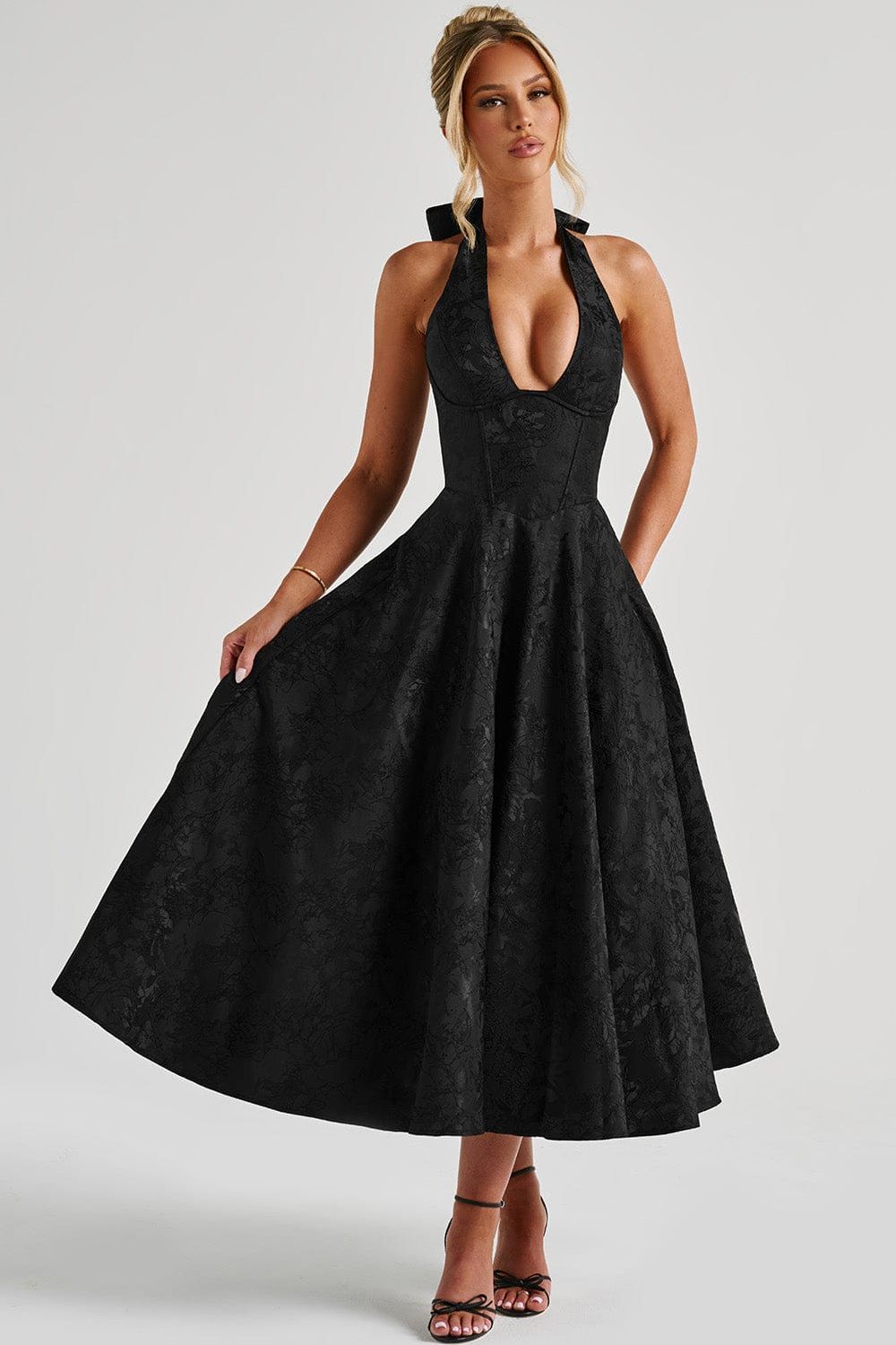 Camila™ | Vestido midi con escote halter y falda acampanada