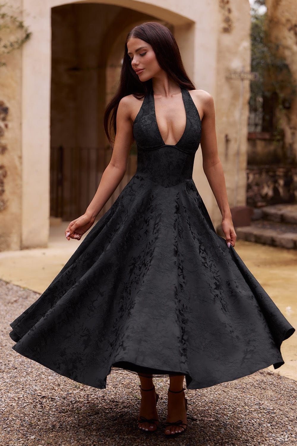 Camila™ | Vestido midi con escote halter y falda acampanada