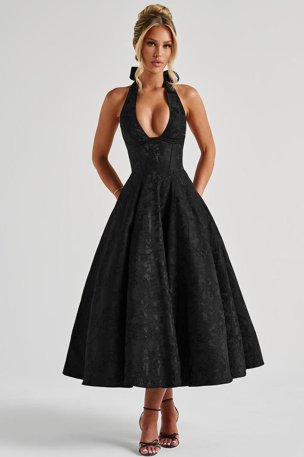 Camila™ | Vestido midi con escote halter y falda acampanada
