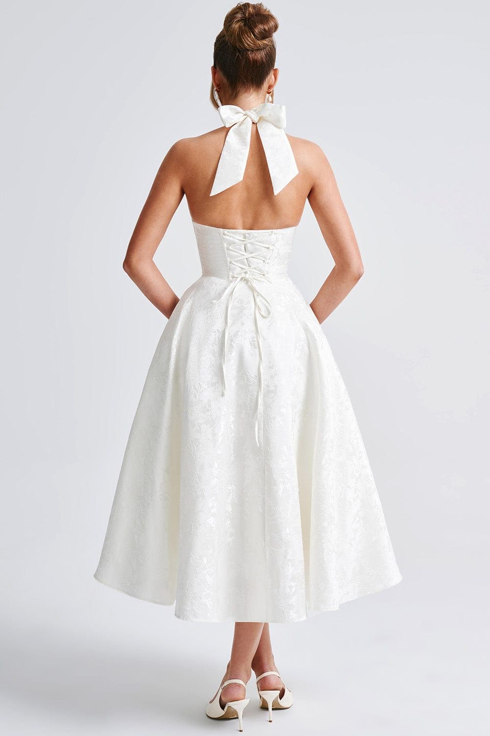 Camila™ | Vestido midi con escote halter y falda acampanada
