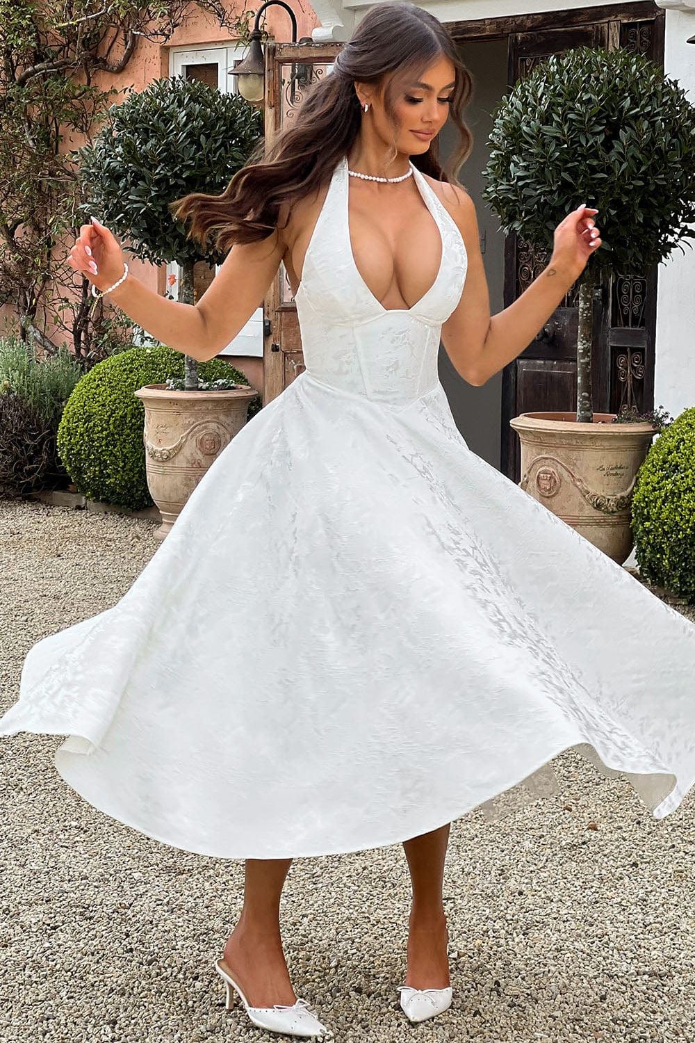 Camila™ | Vestido midi con escote halter y falda acampanada