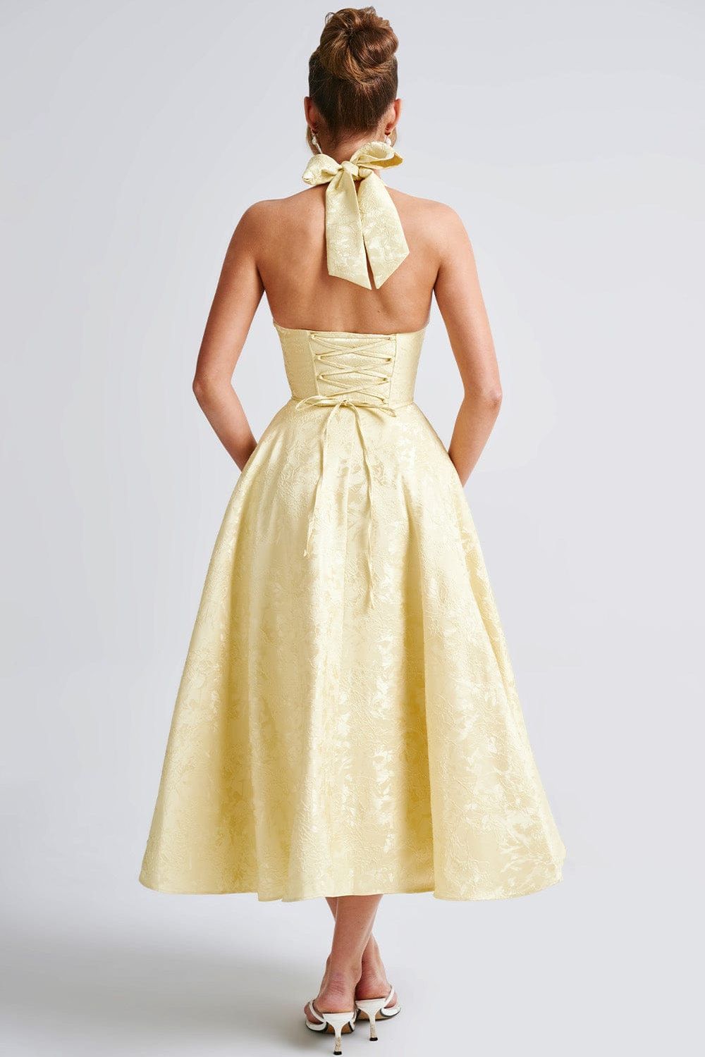 Camila™ | Vestido midi con escote halter y falda acampanada