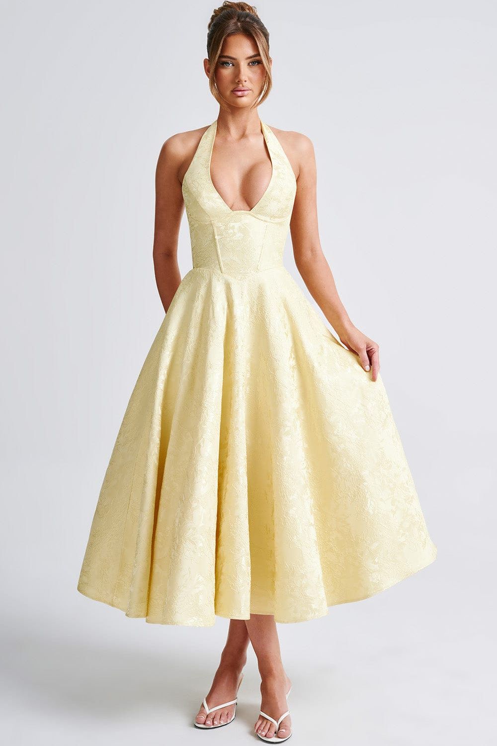 Camila™ | Vestido midi con escote halter y falda acampanada
