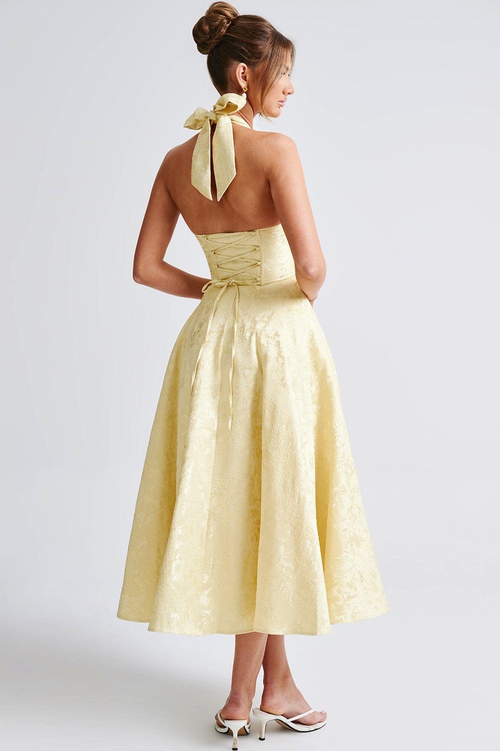 Camila™ | Vestido midi con escote halter y falda acampanada