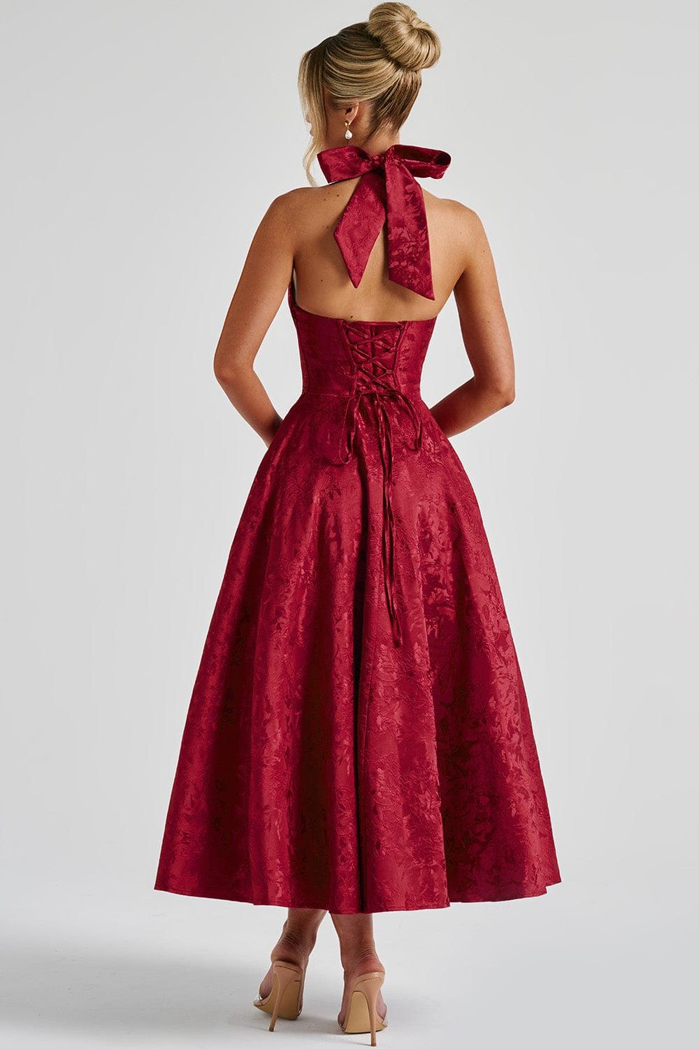 Camila™ | Vestido midi con escote halter y falda acampanada