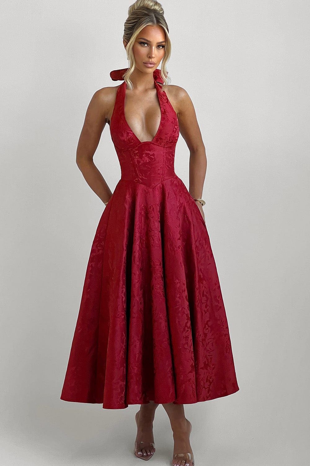 Camila™ | Vestido midi con escote halter y falda acampanada