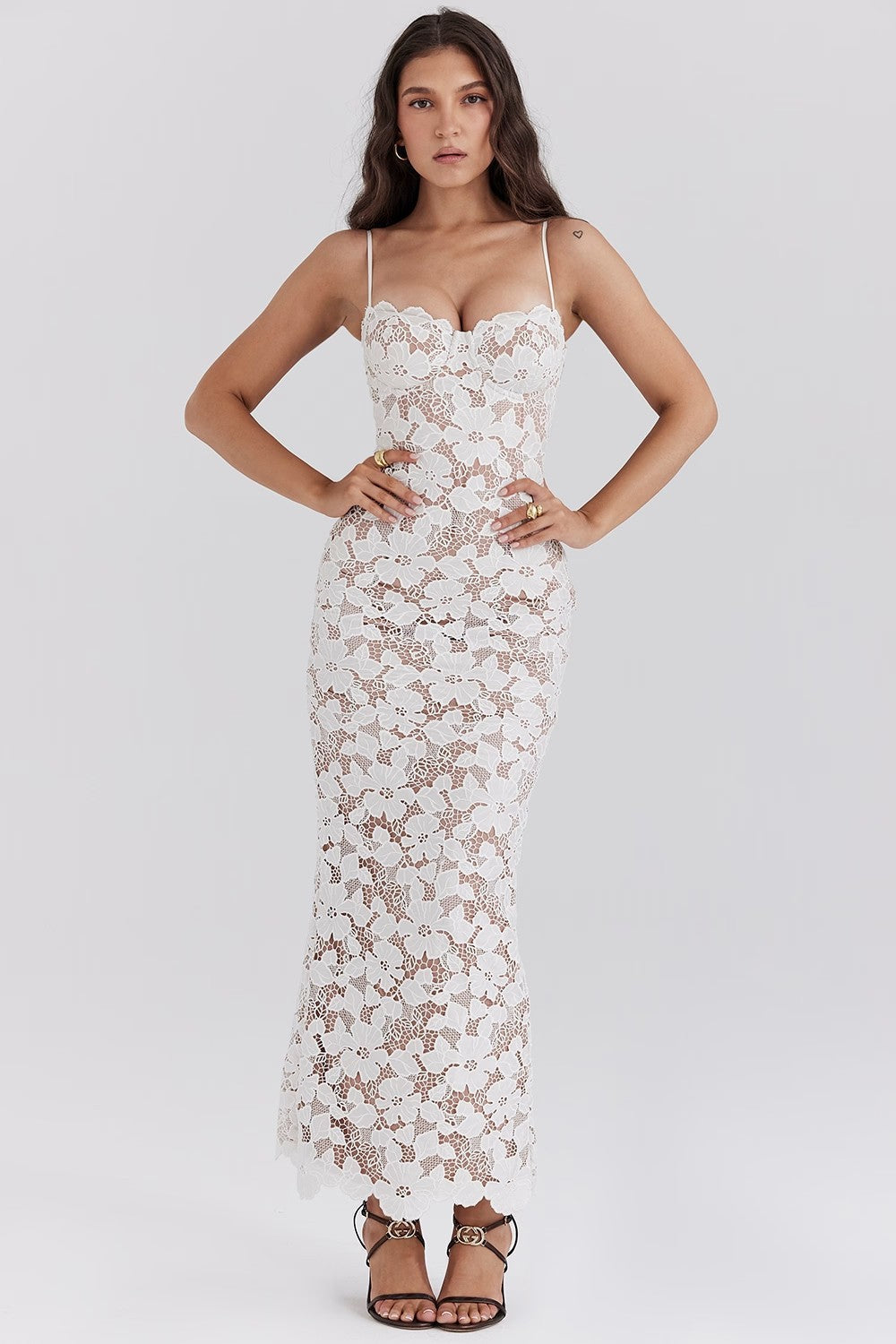 Amaya™ | Vestido largo de encaje blanco con escote corazón