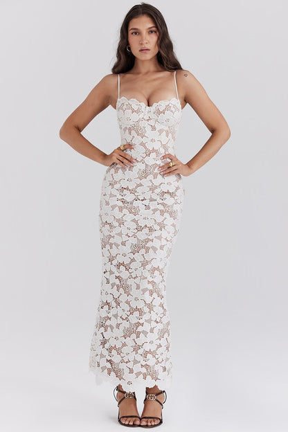 Amaya™ | Vestido largo de encaje blanco con escote corazón