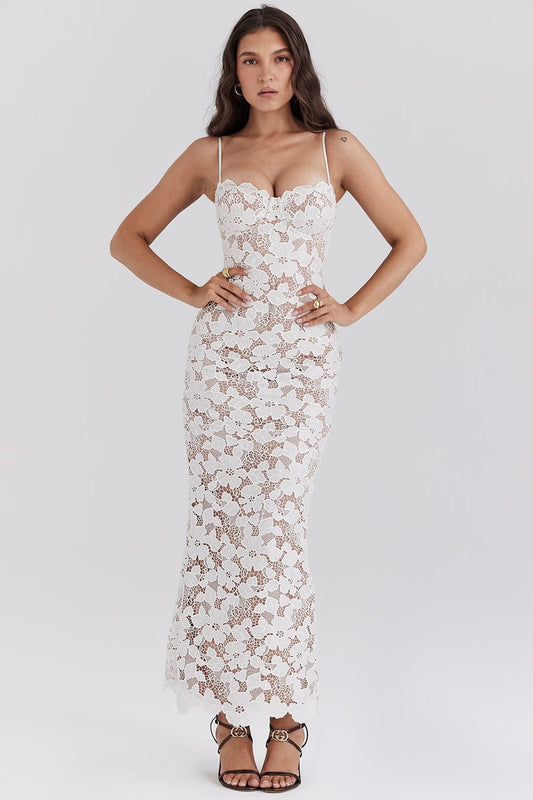 Amaya™ | Vestido largo de encaje blanco con escote corazón