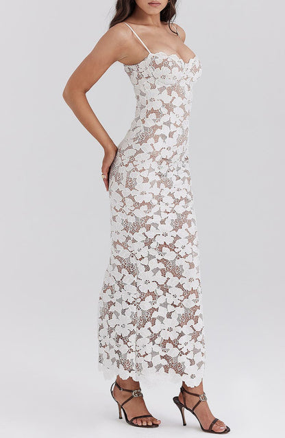 Amaya™ | Vestido largo de encaje blanco con escote corazón