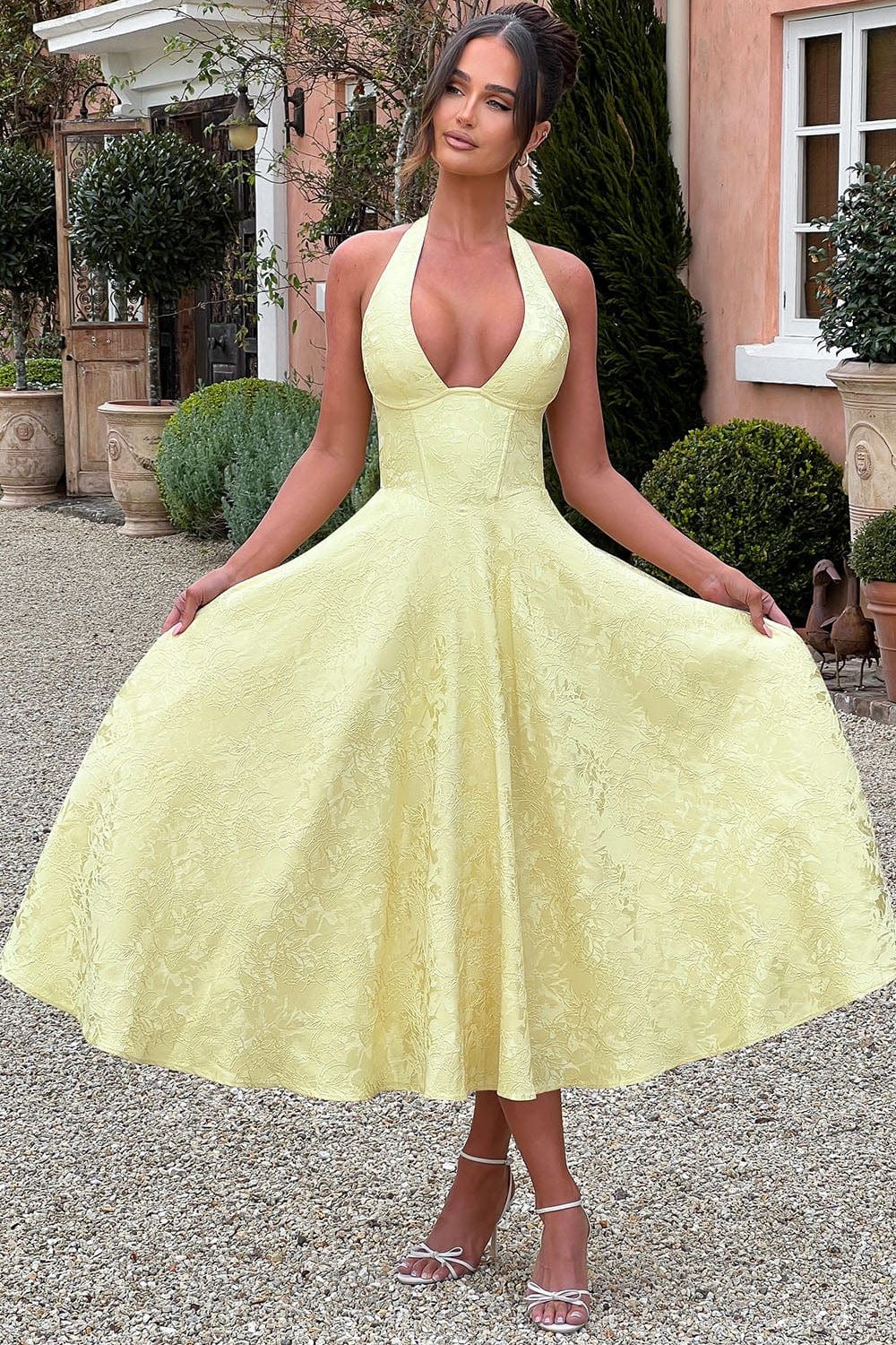Camila™ | Vestido midi con escote halter y falda acampanada
