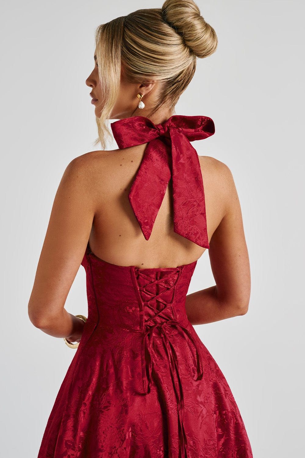 Camila™ | Vestido midi con escote halter y falda acampanada
