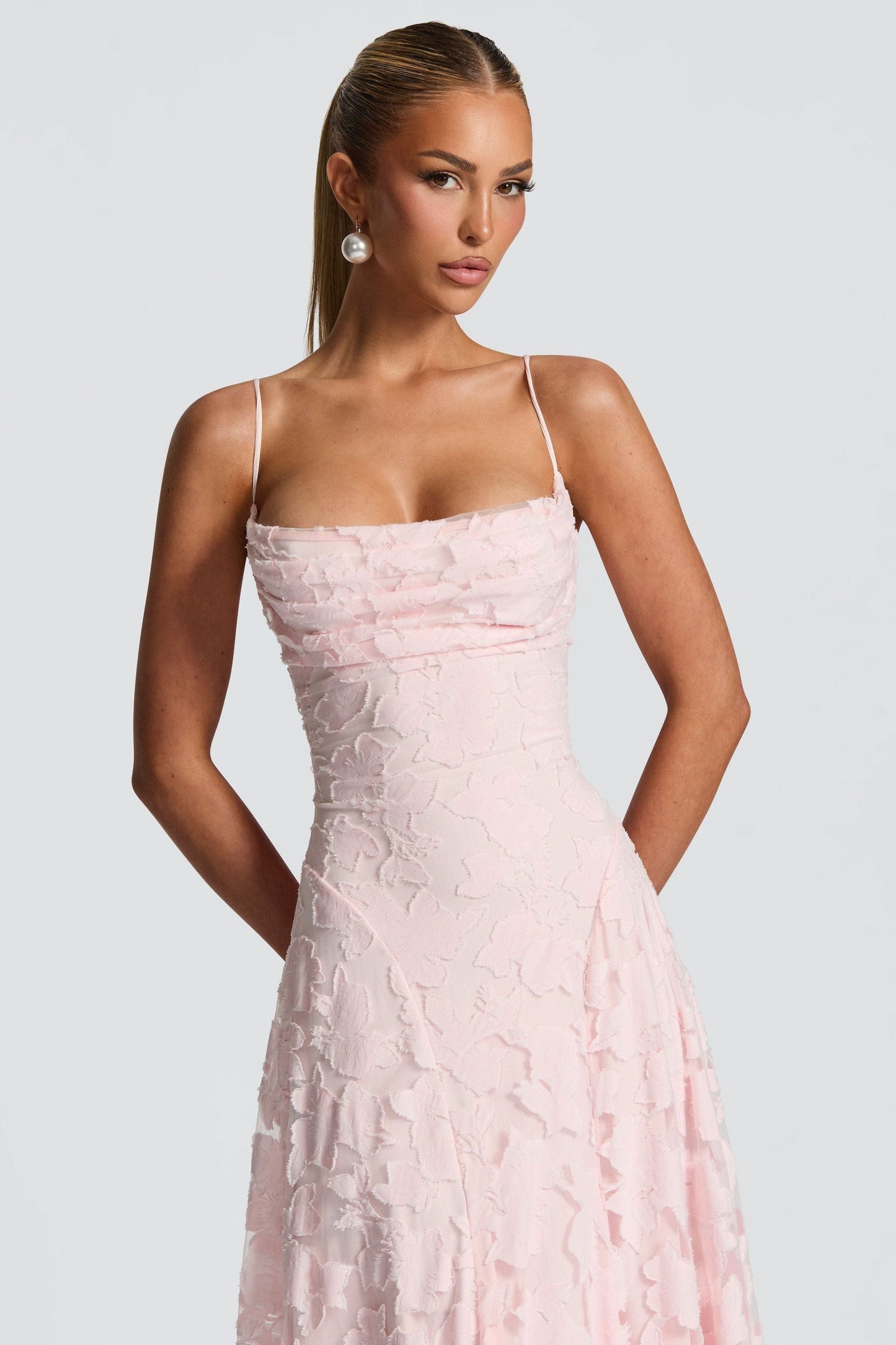 Marina™ | Vestido largo rosa con tirantes finos y textura floral