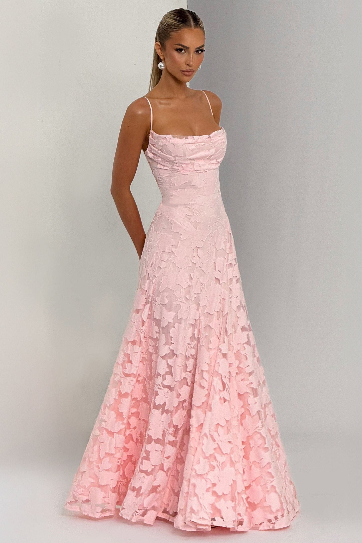 Marina™ | Vestido largo rosa con tirantes finos y textura floral