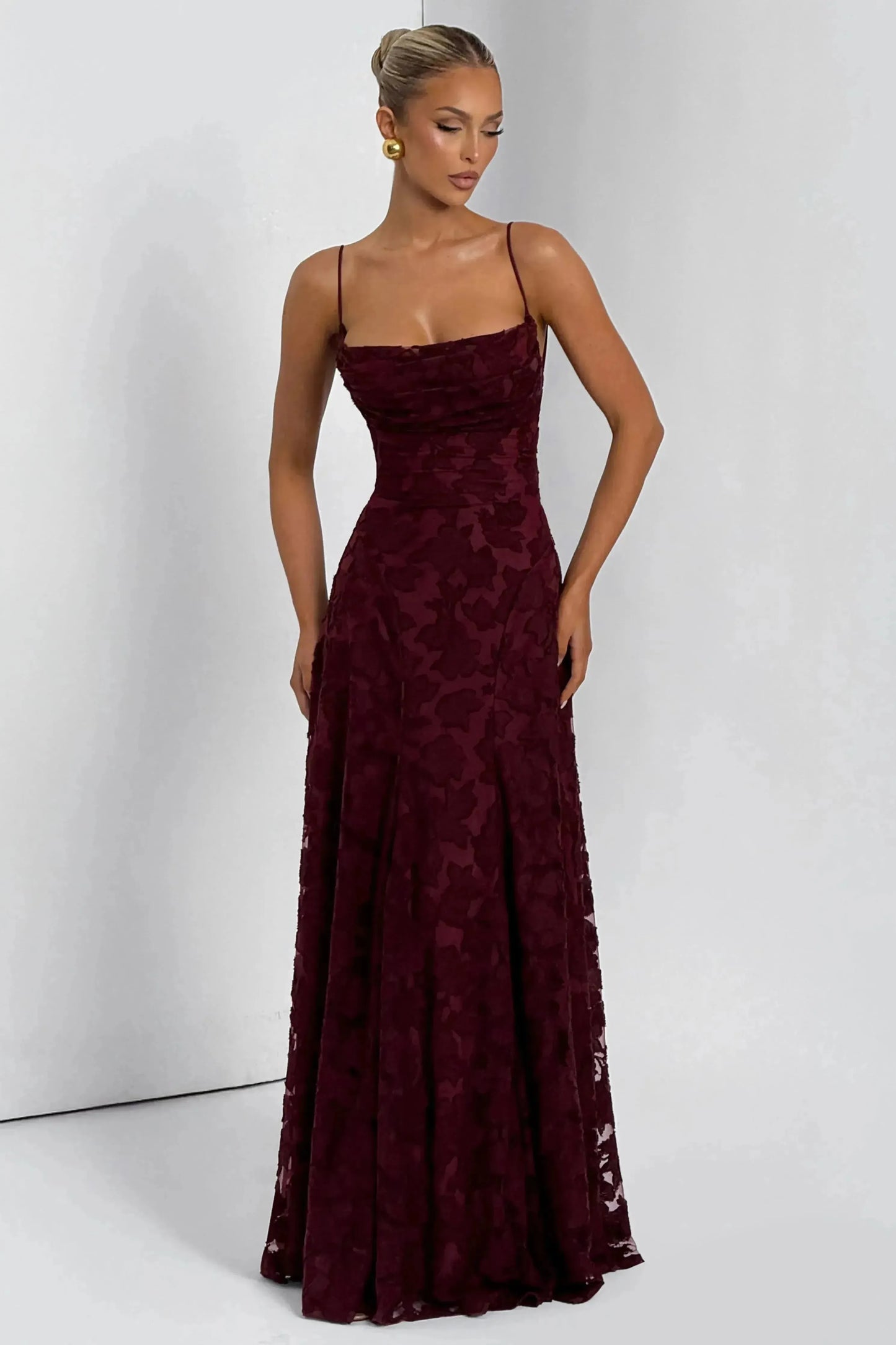 Marina™ | Vestido largo rosa con tirantes finos y textura floral