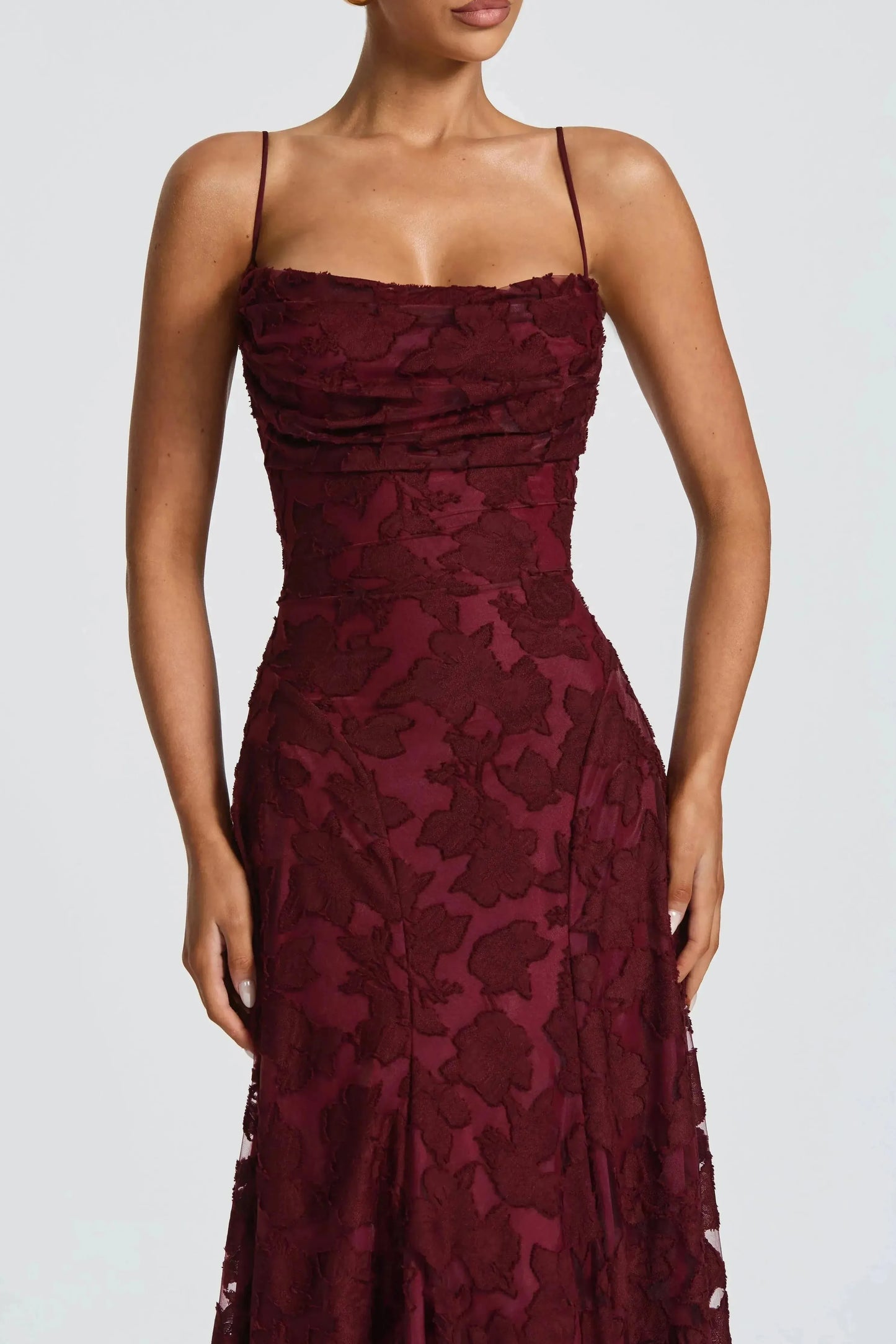 Marina™ | Vestido largo rosa con tirantes finos y textura floral