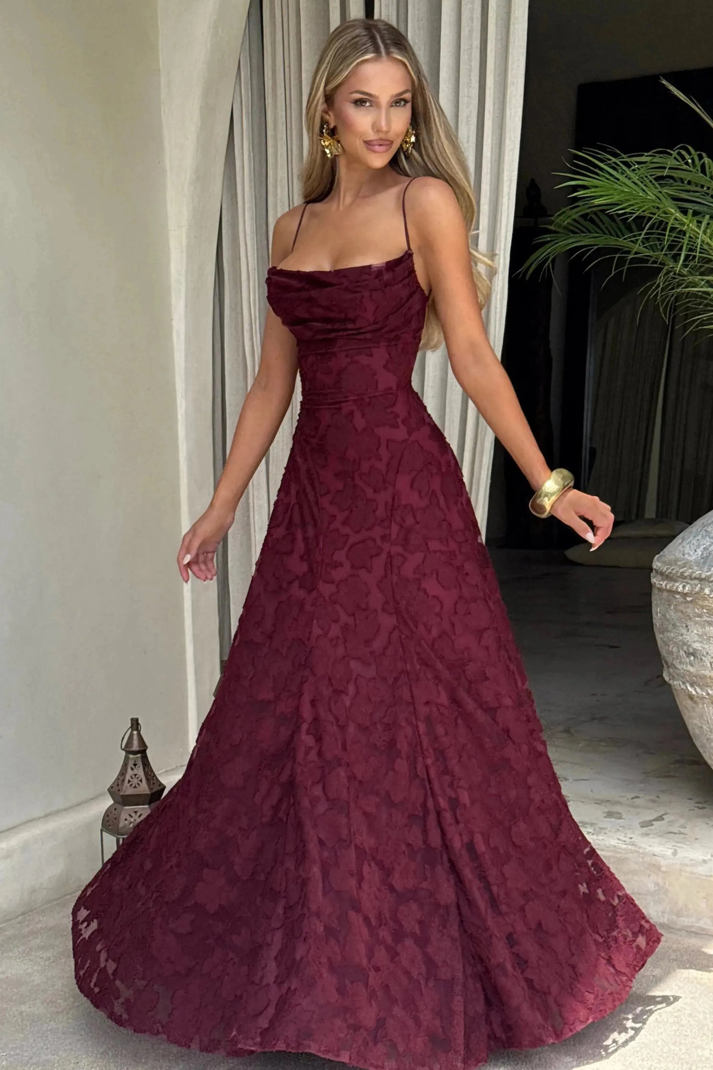 Marina™ | Vestido largo rosa con tirantes finos y textura floral