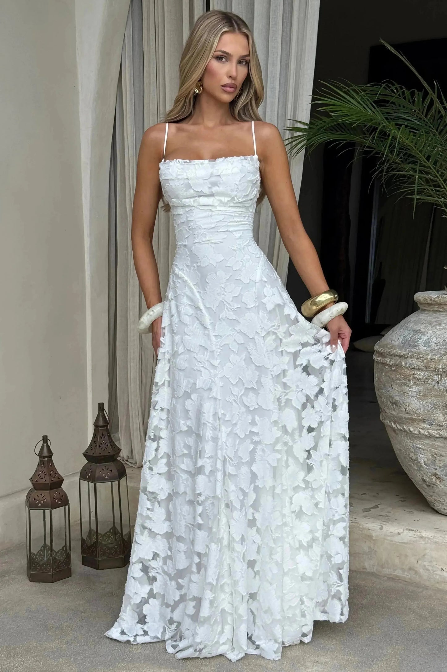 Marina™ | Vestido largo rosa con tirantes finos y textura floral