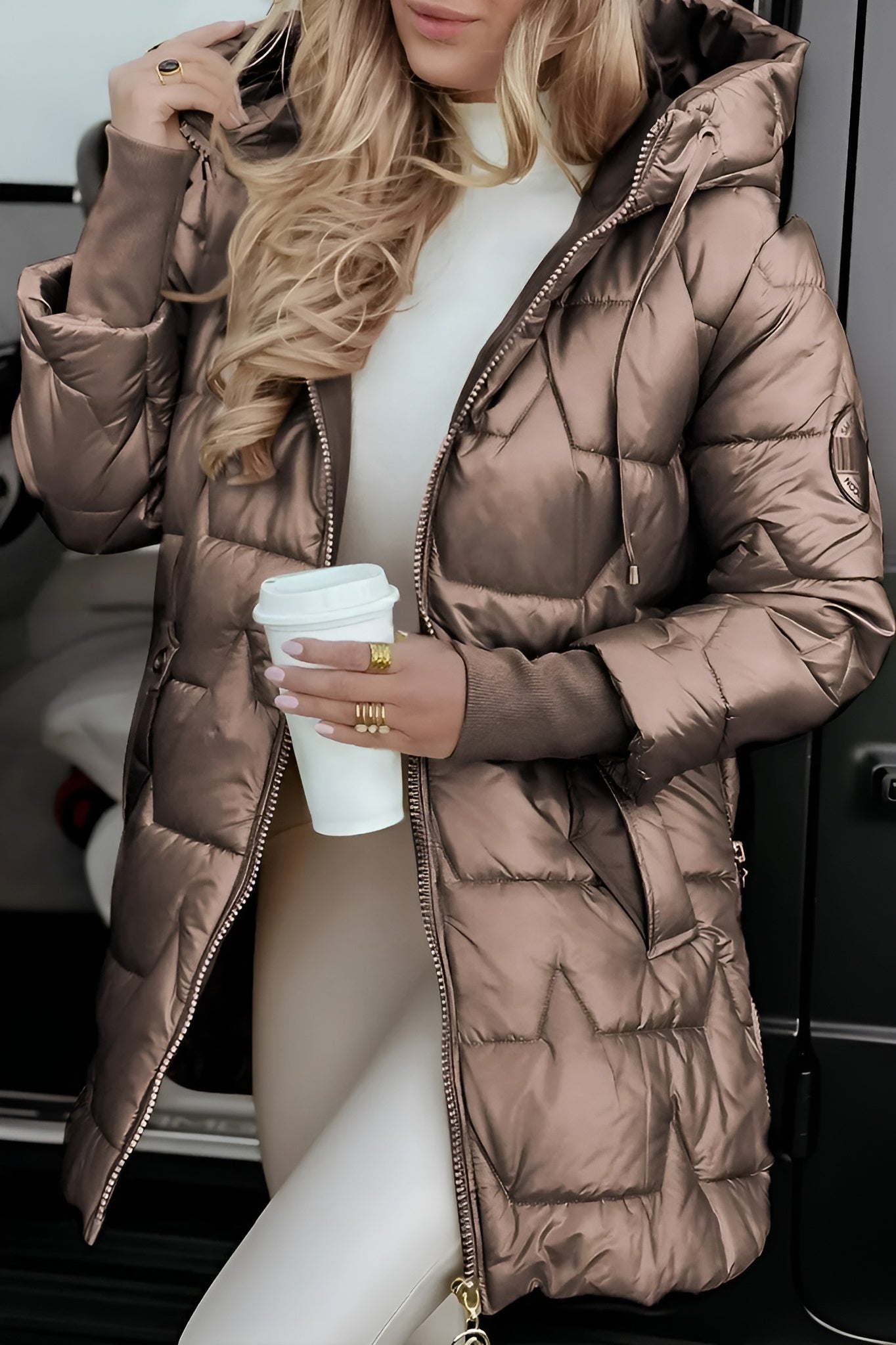 Elena™ | Abrigo de invierno elegante con capucha y relleno