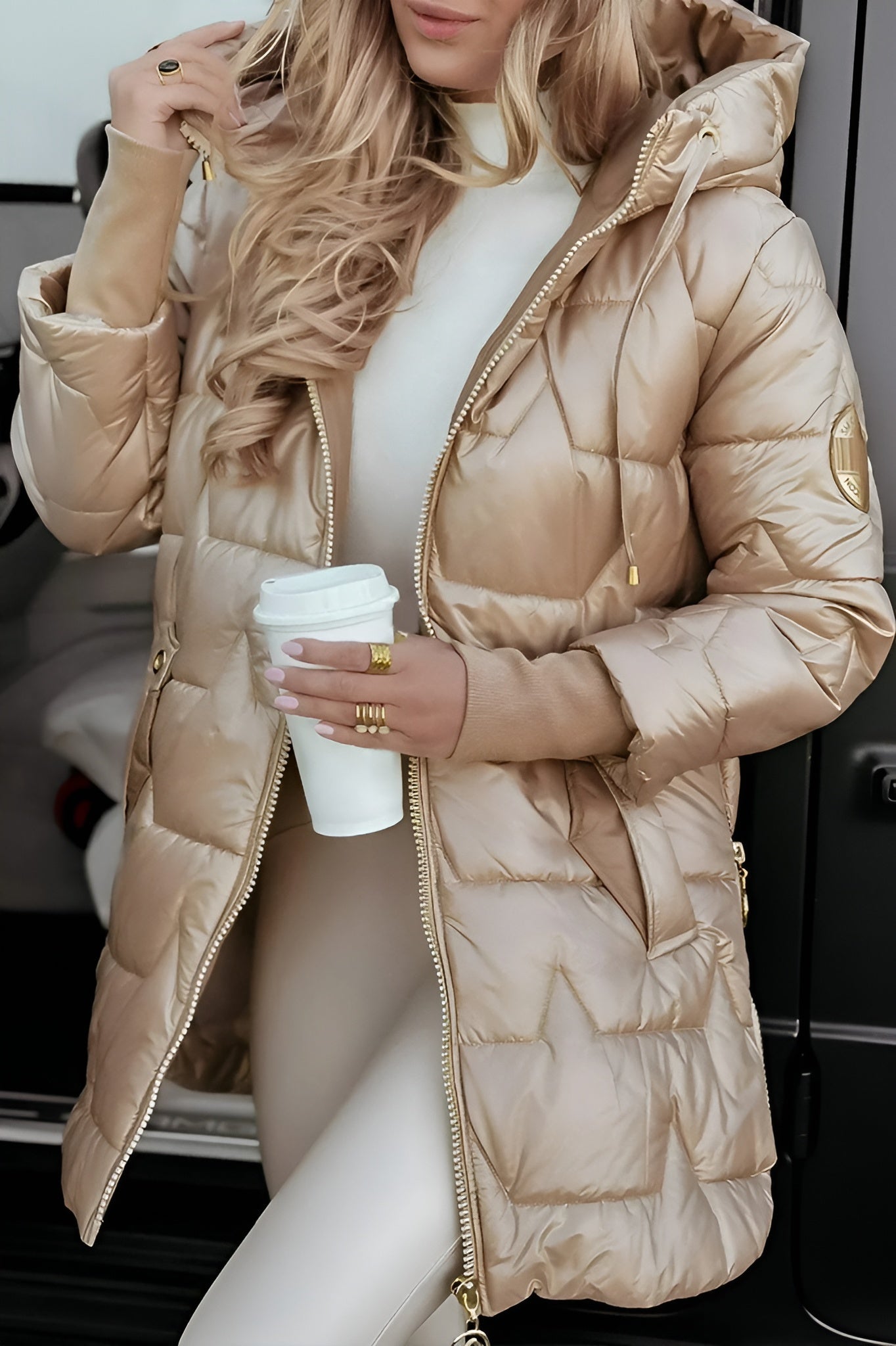 Elena™ | Abrigo de invierno elegante con capucha y relleno